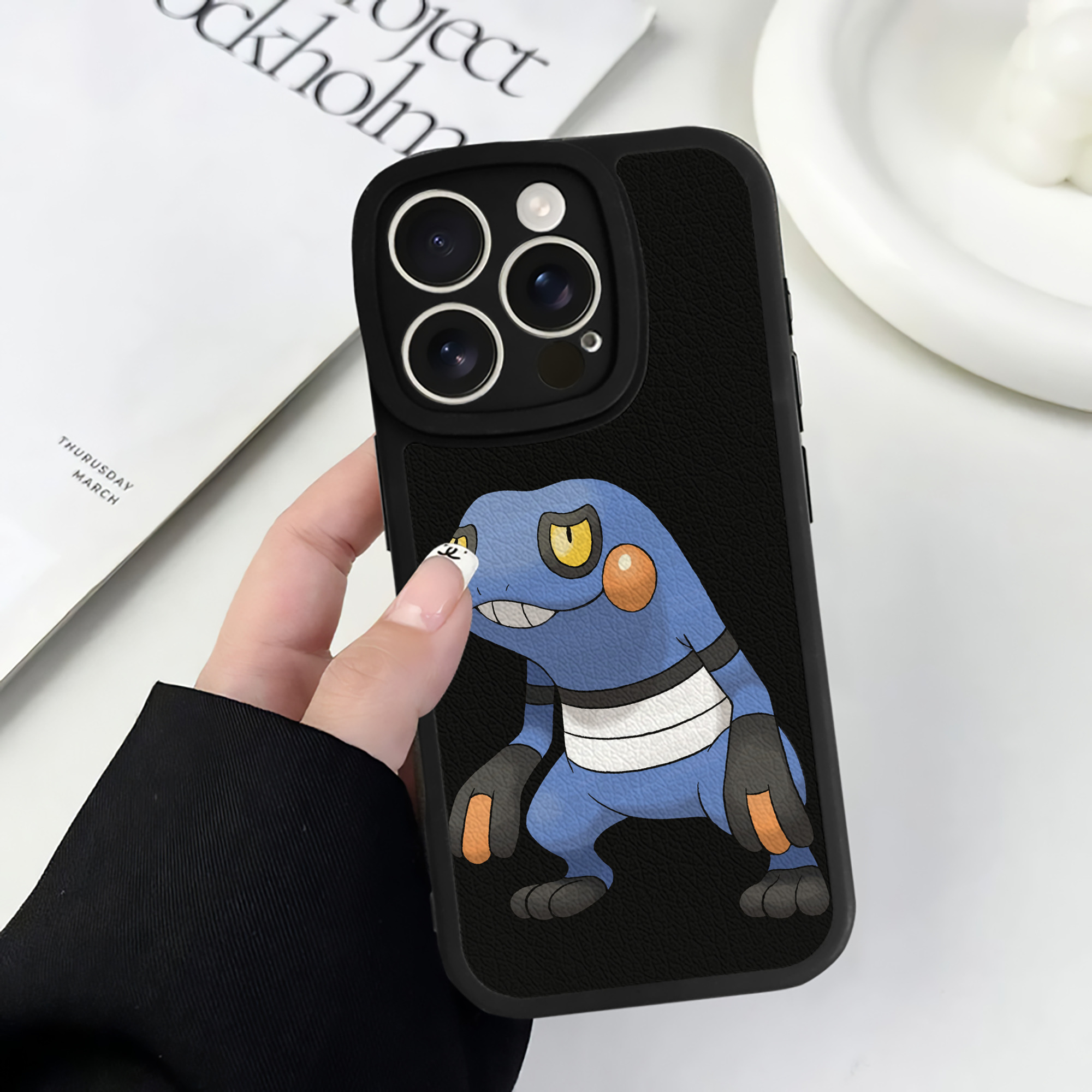 （画像用） ポケットモンスター Pokémon 【iPhone 16シリーズ対応】シリコンスマホケース（レザー調） 材質：シリコン